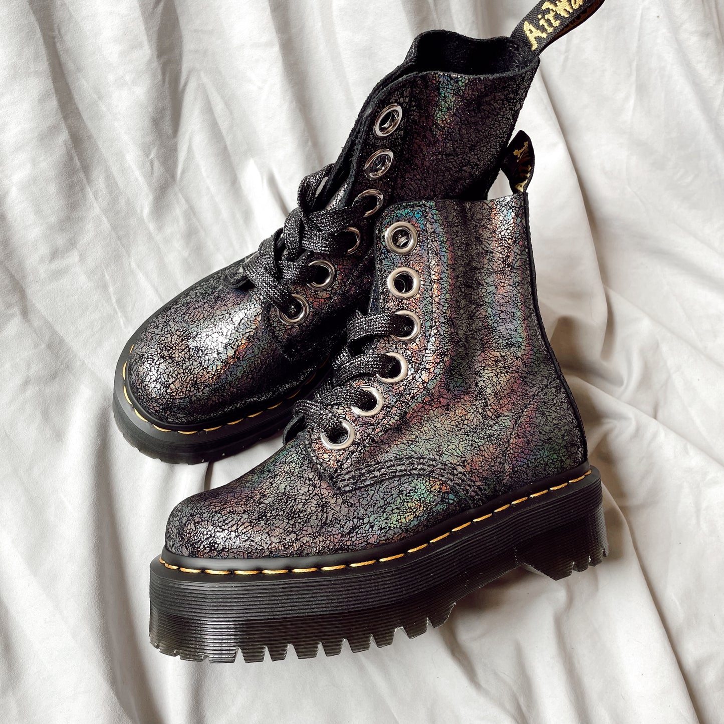 Gunmetal Iridescent Crackle Molly