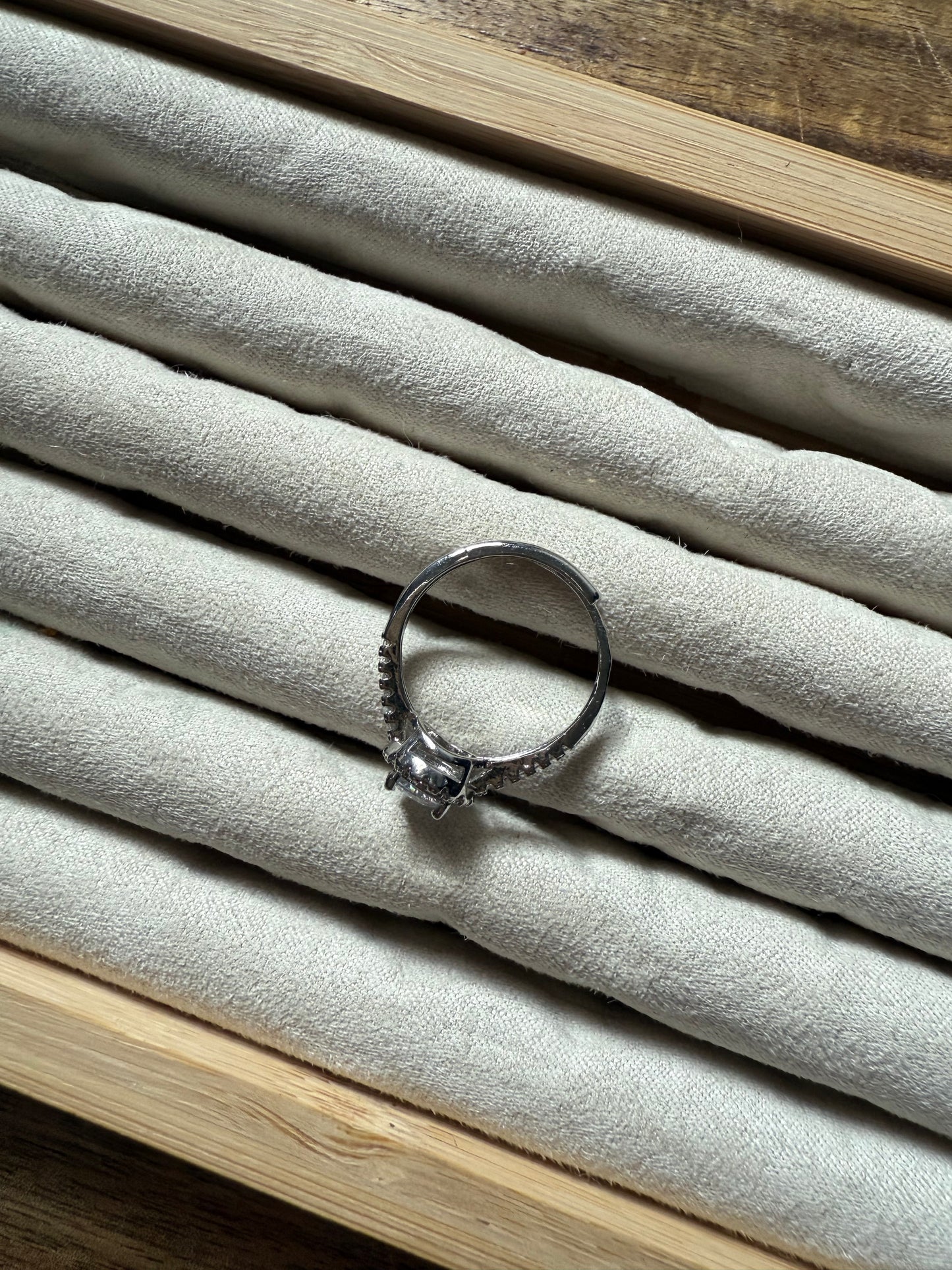 Adjustable Clear Stone (6.5-9)