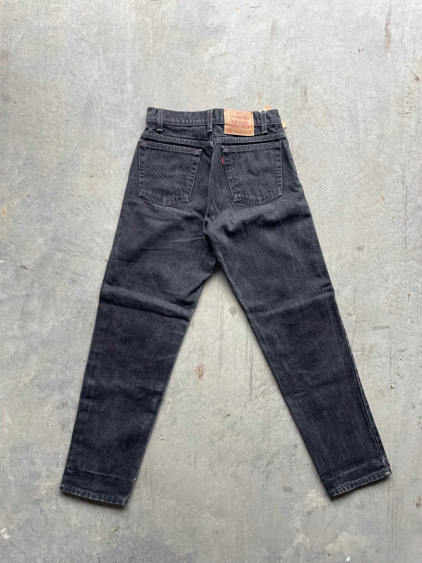 (27") Black Levi's 550