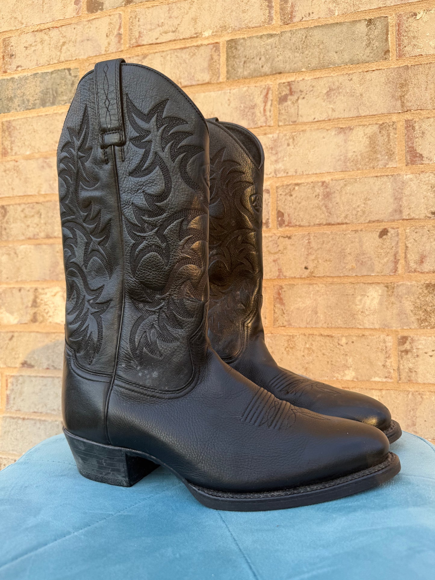 Black Ariat