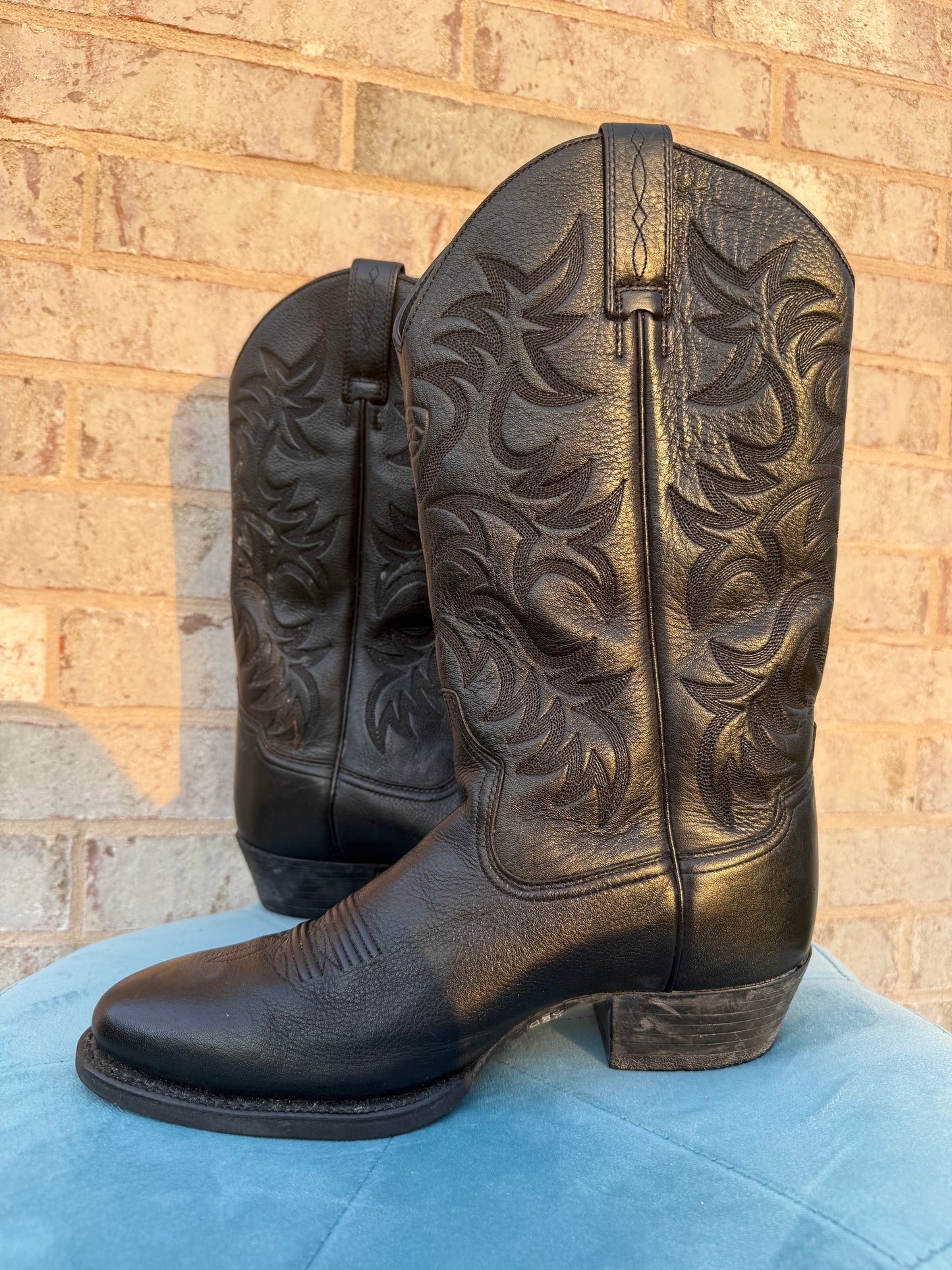 Black Ariat