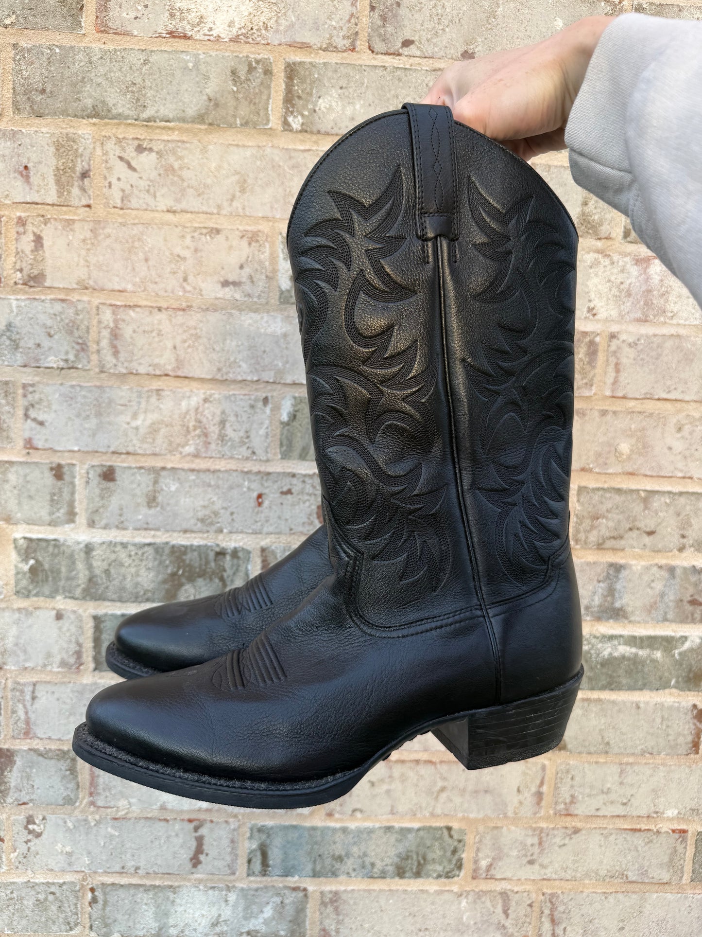 Black Ariat