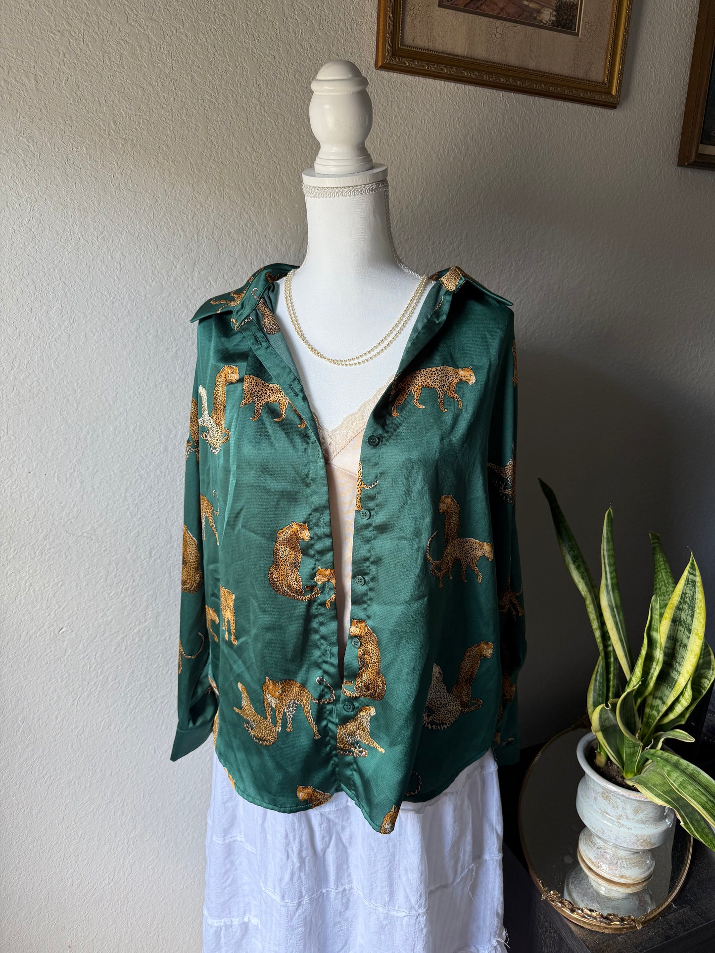 M - Leopard Button Up